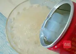 Illustration of how to make coconut and white fungus soup 9