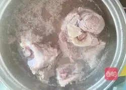 Illustration of how to make Poria Pork Bone and Dampness Removing Soup 3