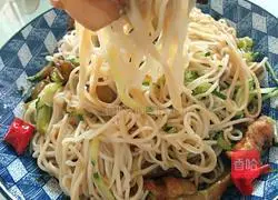 Illustration of how to make eggplant noodles 9