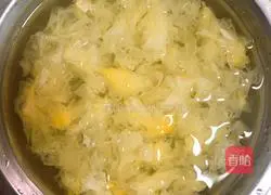  Strawberry, Rose Nectar and Tremella Soup Recipe Illustration 2