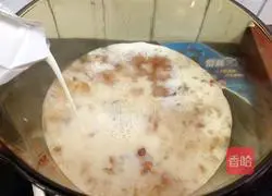 Illustration of how to make peach gum stewed milk 9