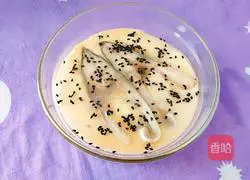 Illustration of how to make black sesame fish and egg custard 10