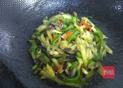 Illustration of how to stir-fry eggplant shreds with pepper 8