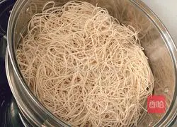 Illustration of how to make steamed braised noodles with soybean sprouts and beans 2