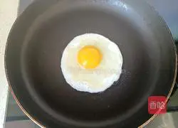 Illustration of how to make three fresh mushroom soup 4