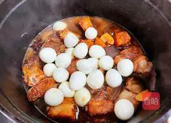 Illustration of how to cook quail eggs and braised pork ribs 14
