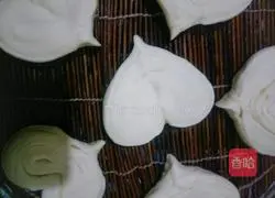 Illustration of how to make heart-shaped white steamed buns 15