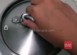 Illustration of how to make caramel milk tea 7