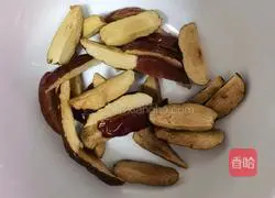 Illustration of how to make peach gum and white fungus soup 3