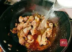 Illustration of how to make the old duck soup with fungus and sauerkraut vermicelli 11