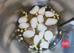 Illustration of how to make banana corn paste 6