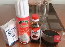 Illustration of how to make caramel pearl black tea latte 1