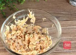 Illustration of how to make shrimp skin and radish soup 2