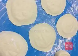 Illustration of how to make lotus root pork buns 10