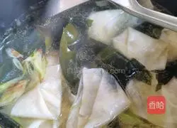 Illustration of how to make Wakame, shrimp skin and egg wontons 13