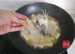 Illustration of how to make fish head and tofu soup 12