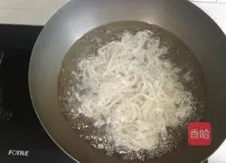 Illustration of how to make fried udon with shredded pork 1