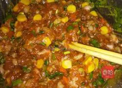 Illustration of how to make carrot, corn and pork dumplings 1