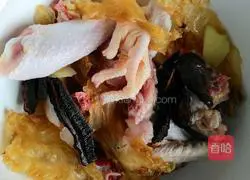 Illustration of how to make stewed chicken with Ganoderma lucidum, glue and cordyceps flowers 2