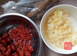 Illustration of how to make red dates, wolfberry and white fungus soup 1