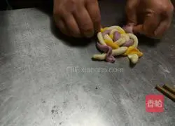 Illustration of how to make hydrangea steamed buns 9