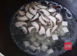 Illustration of how to make mushroom and tofu soup 5