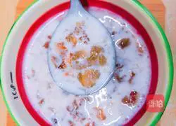 Illustration of how to make peach gum stewed milk for afternoon tea 5