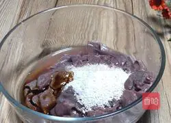 Illustration of how to make loofah and pork liver soup 2