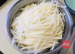 Illustration of how to stir-fry dried chili peppers, shredded potatoes and stir-fry noodles 1