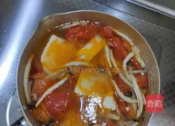 Illustration of how to make tomato white jade soup 9