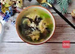 Illustration of how to make fungus, shrimp skin and egg drop soup 16