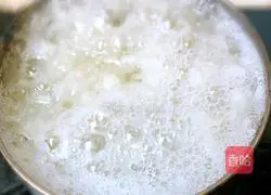 Illustration of how to make snow fungus and pear soup 3