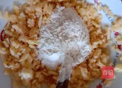 Illustration of how to feed apples to children 3