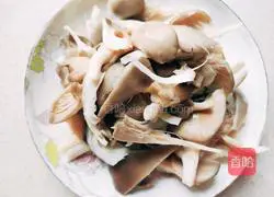 Illustration of how to make mushroom and tofu soup 2