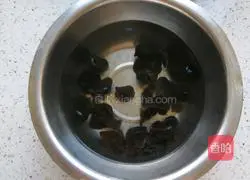 Illustration of how to make red dates and longan soup with double ears 3