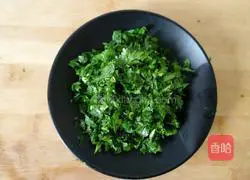 Illustration of how to make celery leaf egg pancake 2