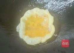 Illustration of how to make fried instant noodles 3