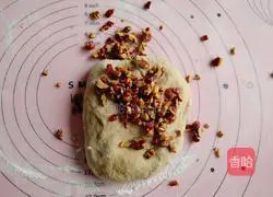 Illustration of how to make red date blossom steamed buns 9
