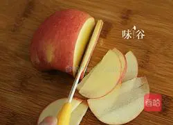 Illustration of how to make baked apple slices 2