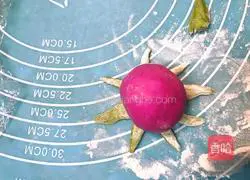 Illustration of how to make vegetable juice and strawberry steamed buns 11