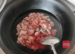 Illustration of how to stew stupid chicken in a farmhouse iron pot 2