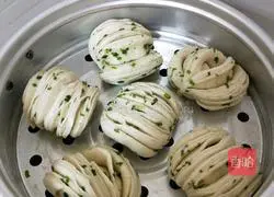 Illustration of how to make green onion rolls 29