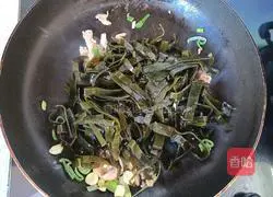 Illustration of how to make kelp and shredded meat soup 6