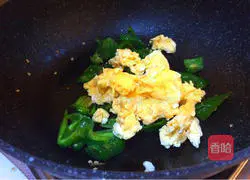 Illustration of how to make fried eggs with hot pepper 8