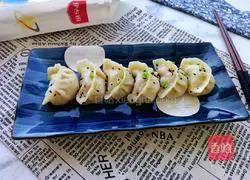 Illustration of how to make pan-fried dumplings stuffed with mushrooms, carrots and meat 18