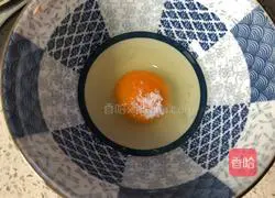 Illustration of how to make milk stewed eggs 1