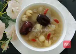 Illustration of how to make red dates, white fungus and lotus seed soup 5