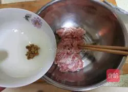 Illustration of how to make fresh meat and prawn dumplings 12