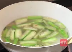 Illustration of how to make loofah and egg noodle soup 11