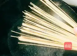 西Illustration of how to make blue flower meatball noodles 3